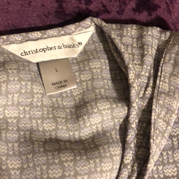 Sleeveless tunic with white and lavender pattern on gray background - Picture 5 of 9